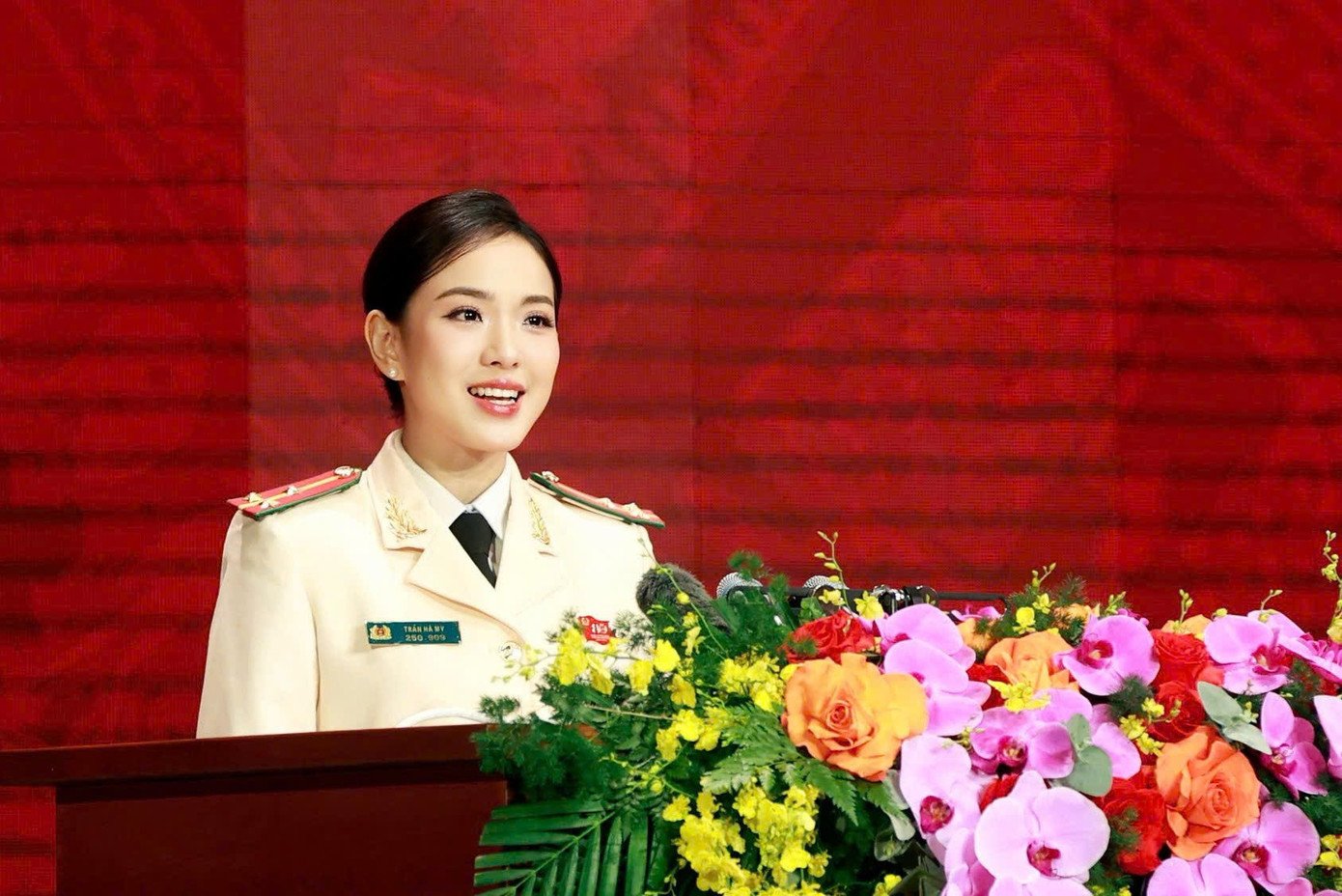 Nữ thượng uý đại diện tuổi trẻ phát biểu tại Lễ kỷ niệm 80 năm Ngày truyền thống Công an nhân dân - 2