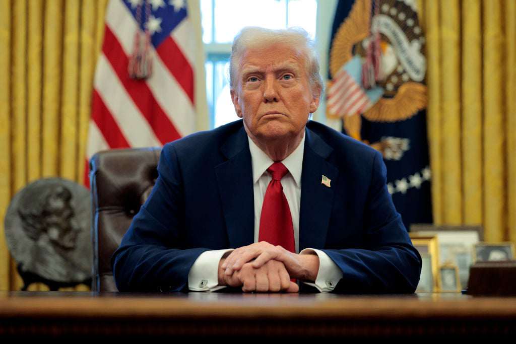 Ông Trump bất ngờ hoãn tăng thuế Trung Quốc vì dầu Nga - 1