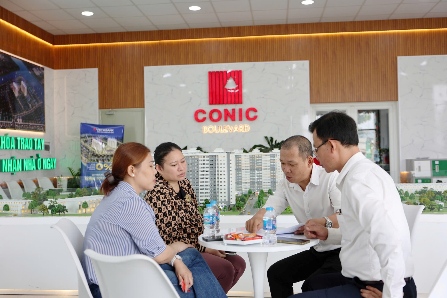 Đội ngũ ban quản lý hướng dẫn cư dân hoàn tất thủ tục nhận nhà tại Conic Boulevard Ảnh: EximRS