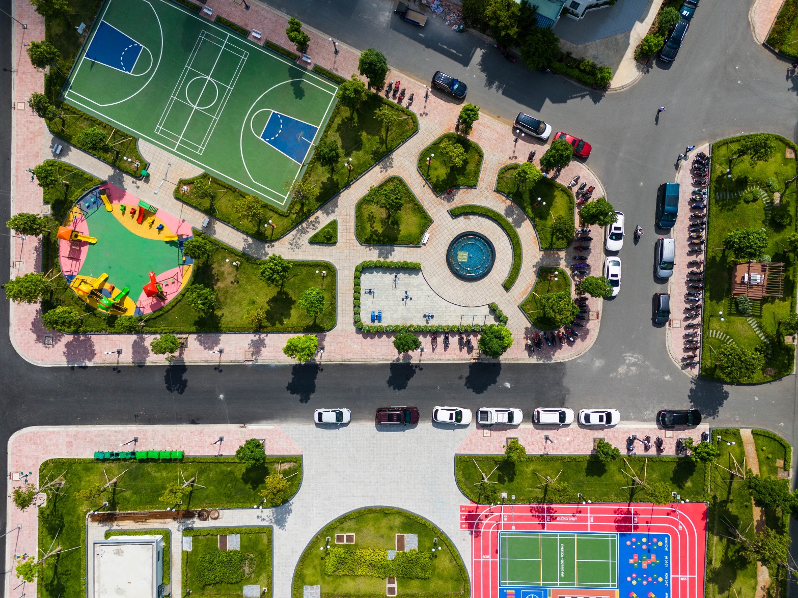 Toàn cảnh khu tiện ích nội khu Conic Boulevard, bao gồm sân thể thao, khu vui chơi trẻ em và tiểu cảnh xanh. Ảnh: Conic