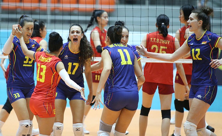 Thắng dễ tuyển VN nhưng Tây Ban Nha thua ngược Kenya ở set đầu