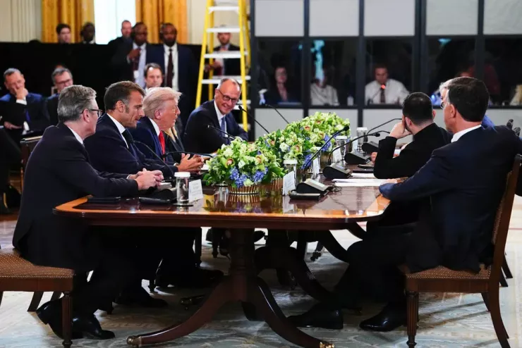 Tổng thống Mỹ Donald Trump hội đàm cùng và người đồng cấp Ukraine Volodymyr Zelensky và các lãnh đạo từ châu Âu ngày 18-8. Ảnh: CNP/Keystone Press Agency