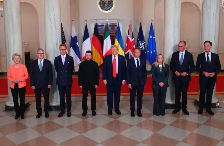 Tổng thống Mỹ Donald Trump chụp ảnh cùng lãnh đạo Ukraine và các nước châu Âu trước hội nghị thượng đỉnh ngày 18-8. Ảnh: Ursula von der Leyen/X