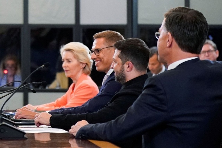 Tổng thống Mỹ, Tổng thống Ukraine và các lãnh đạo châu Âu trò chuyện tại Nhà Trắng. (Ảnh: Reuters, AP)