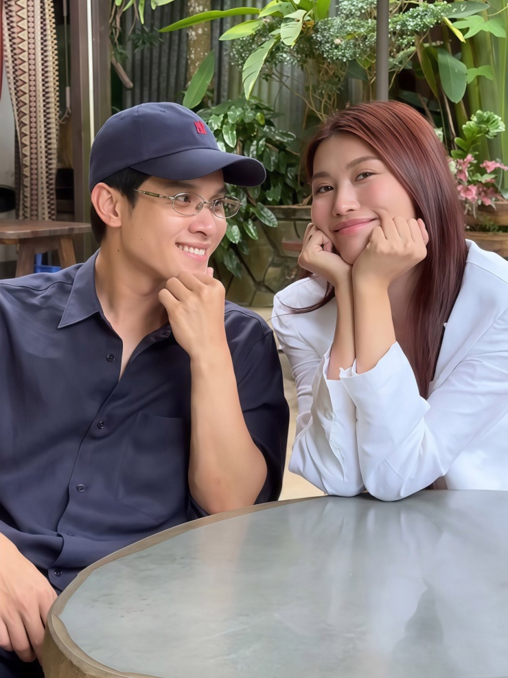 Bạn trai doanh nhân âu yếm nhìn Á hậu Quỳnh Châu.