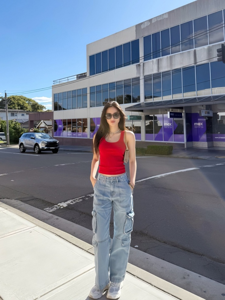Hoa hậu Ý Nhi tôn dáng mảnh mai khi dạo chơi ở Australia.