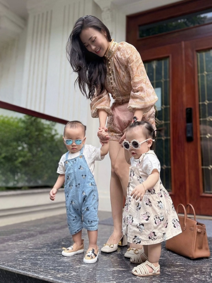 Ba mẹ con Phương Oanh mix đồ xuống phố.