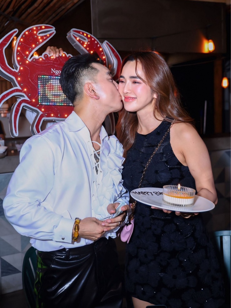Người đẹp Kim Cương được ông xã Ưng Hoàng Phúc thơm má khi chúc mừng sinh nhật anh.