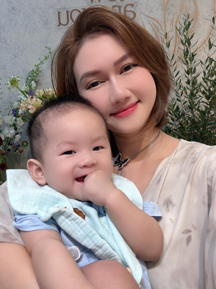 Diễn viên Hương Giang lưu lại kỷ niệm bên con trai hơn 6 tháng tuổi.