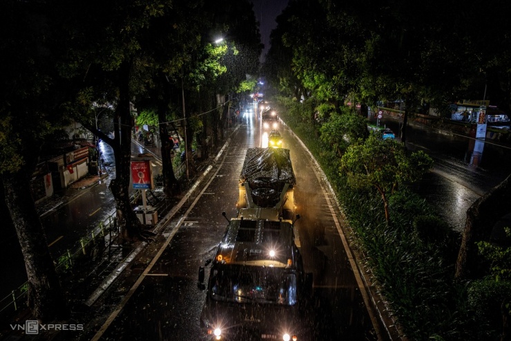 Xe tăng, khí tài quân sự &#39;hành quân&#39; trong đêm mưa Hà Nội - 2