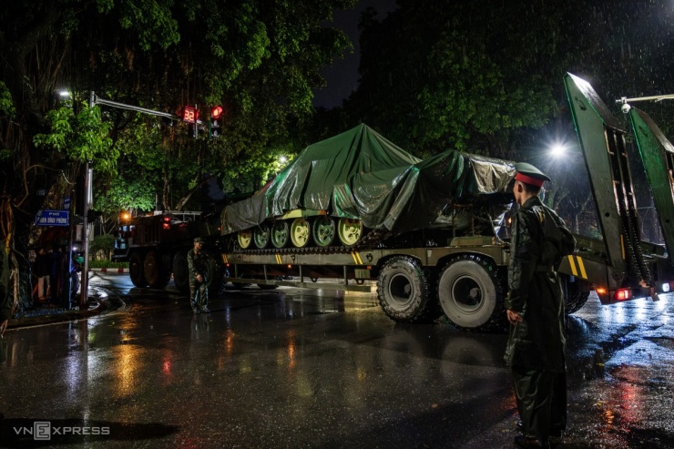 Tăng thiết giáp về sở chỉ huy Bộ Quốc phòng. Video: Hoàng Phương