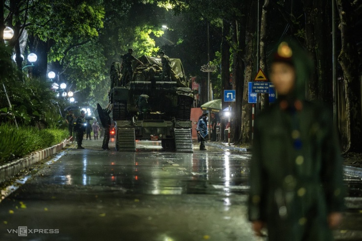 Xe tăng, khí tài quân sự &#39;hành quân&#39; trong đêm mưa Hà Nội - 4