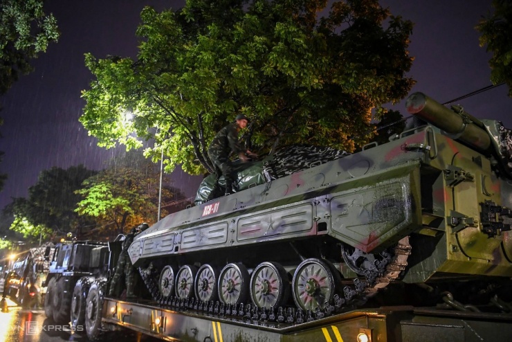 Xe tăng, khí tài quân sự &#39;hành quân&#39; trong đêm mưa Hà Nội - 5