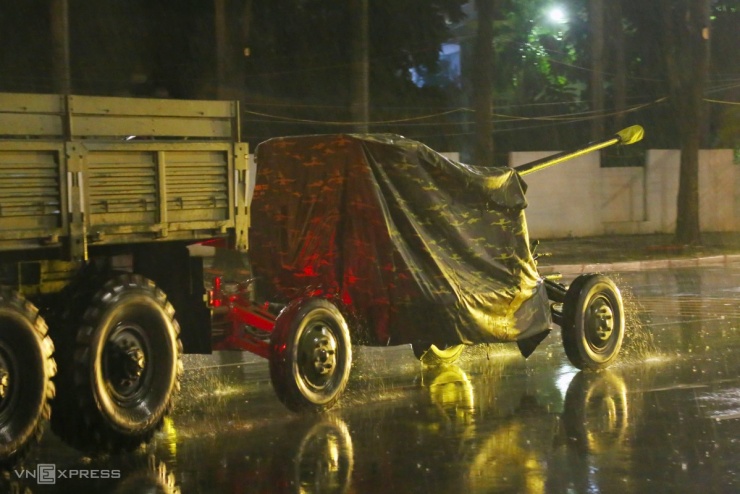 Xe tăng, khí tài quân sự &#39;hành quân&#39; trong đêm mưa Hà Nội - 10