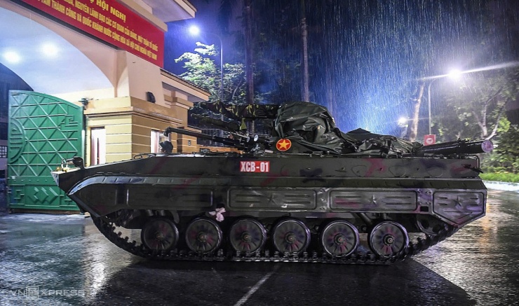 Xe tăng, khí tài quân sự &#39;hành quân&#39; trong đêm mưa Hà Nội - 6