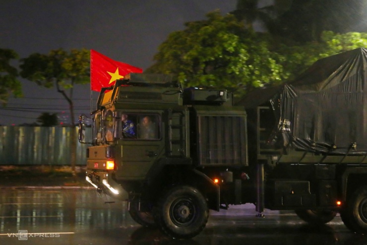 Xe tăng, khí tài quân sự &#39;hành quân&#39; trong đêm mưa Hà Nội - 8