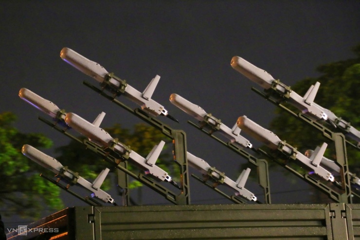 Xe tăng, khí tài quân sự &#39;hành quân&#39; trong đêm mưa Hà Nội - 12