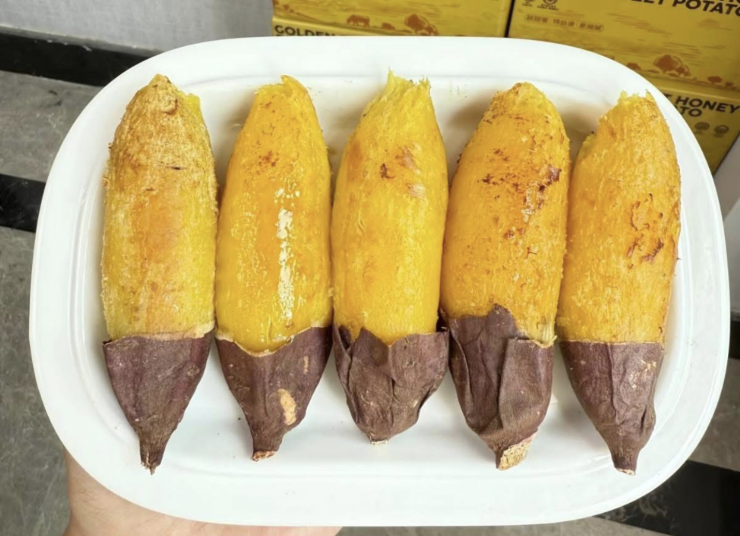 Giới buôn bán thừa nhận khoai lang sầu riêng chỉ là tên gọi, chứ không phải mang hương vị sầu riêng. Ảnh: NVCC