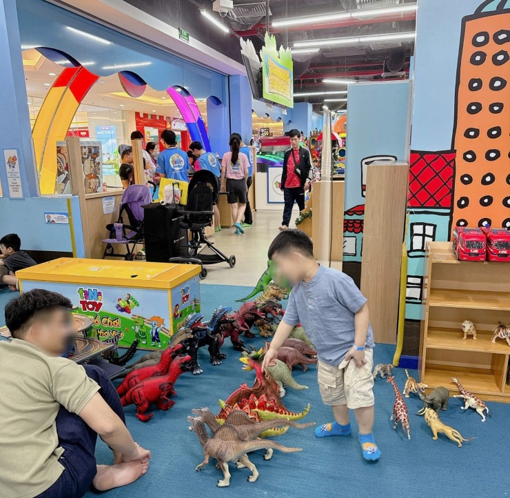 Cha mẹ cần có trách nhiệm trông coi, theo sát con cái, nhất là ở nơi công cộng. Ảnh minh họa