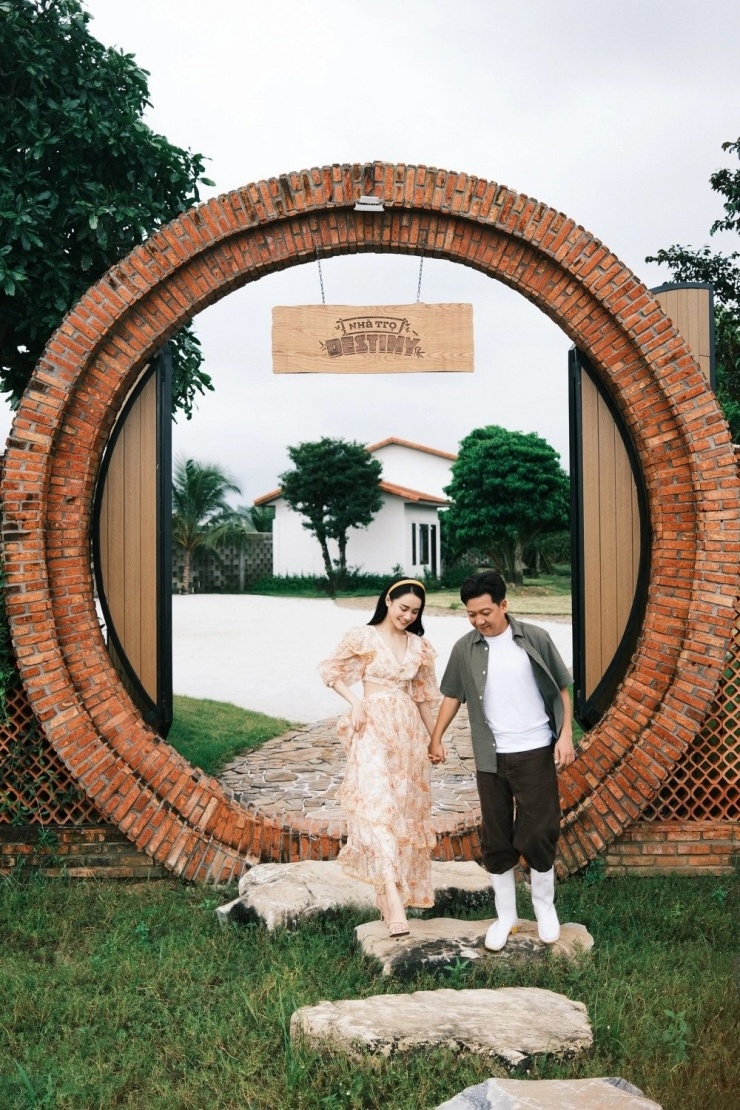 Trường Giang cho biết trực tiếp tham gia vào khâu thiết kế nhiều ngóc ngách, sắm sửa dụng cụ, đồ đạc. Anh biến nơi đây thành điểm nghỉ dưỡng cho gia đình mỗi cuối tuần. Gia đình diễn viên hiện sống chủ yếu ở TP HCM.