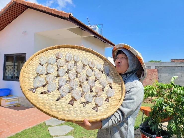 Khi rảnh, Trường Giang thường vào bếp chế biến các món dân dã, như làm khô cá.