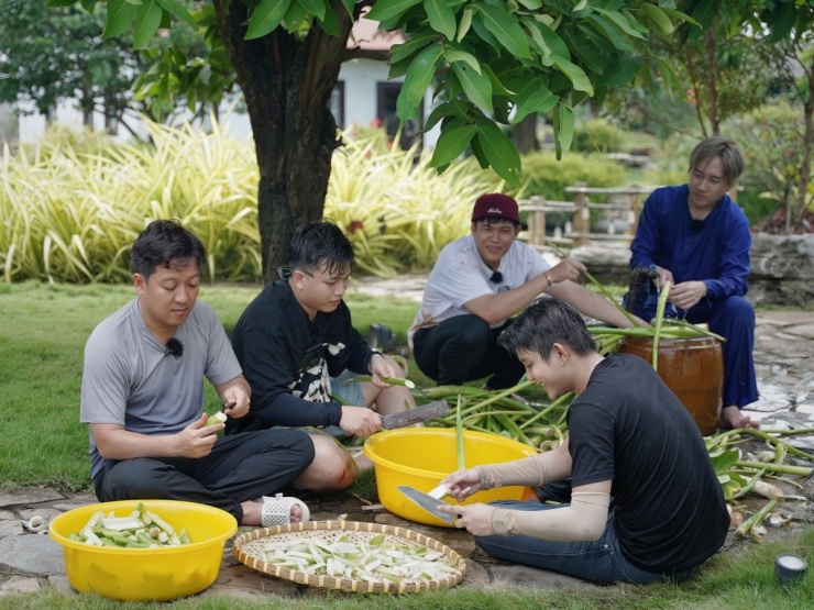 Trường Giang từng mời nhiều bạn bè về nhà chơi. Ca sĩ Ngô Kiến Huy, Hiếu Thứ Hai từng cho biết thấy vui vẻ, thoải mái khi đặt chân đến nhà vườn của đàn anh.