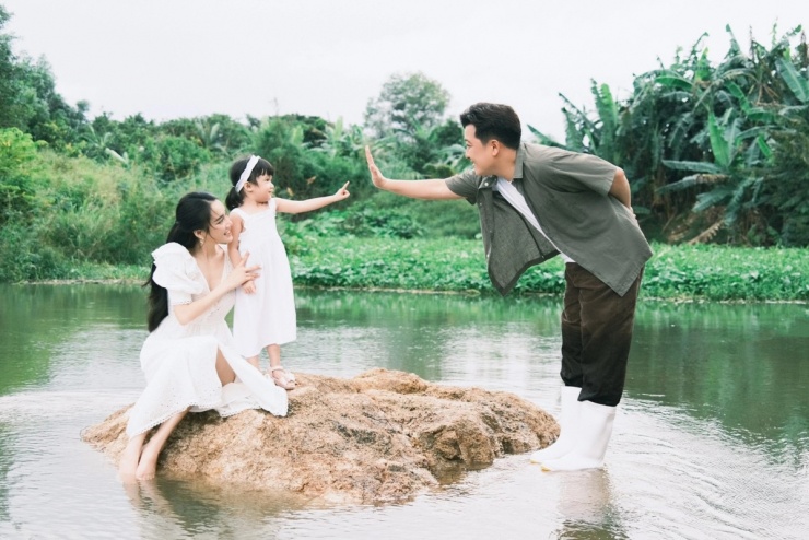 Không gian sống từng là nơi gia đình anh thực hiện bộ ảnh kỷ niệm. Diễn viên nói tìm thấy cảm giác bình yên bên gia đình sau những ngày chạy show, đóng phim.
