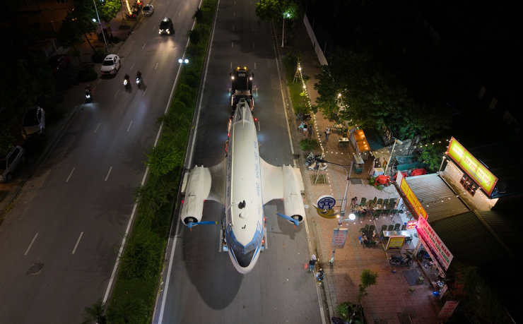 Hình ảnh chuyên cơ IL-14 khi đang được vận chuyển đến Triển lãm Thành tựu đất nước tại Trung tâm Triển lãm Việt Nam, tại xã Đông Anh, Hà Nội. Ảnh: AESC.