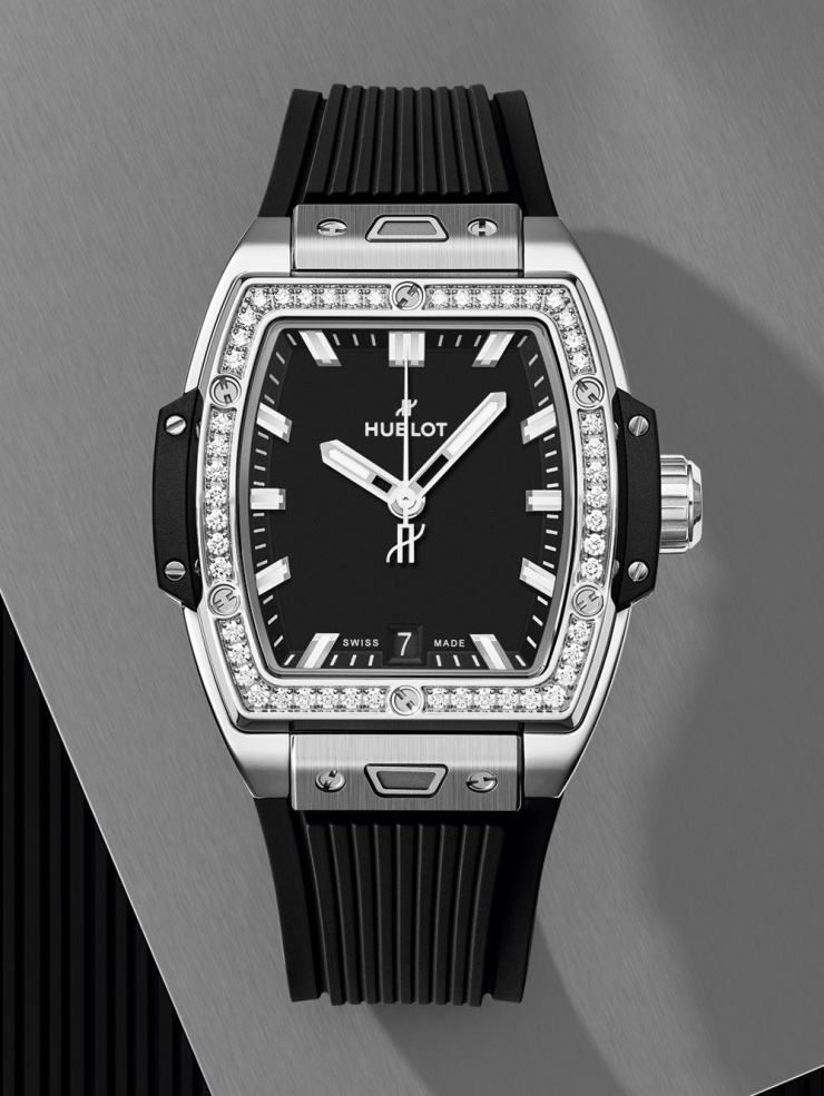 Hublot Spirit of Big Bang Titanium Diamonds khiến anh phải đầu tư 19.300 EUR (gần 610 triệu đồng), được chế tác từ titan cấp độ 5, đính 50 viên kim cương, có khả năng chống nước ở độ sâu 100 mét và dự trữ năng lượng trong 50 giờ.