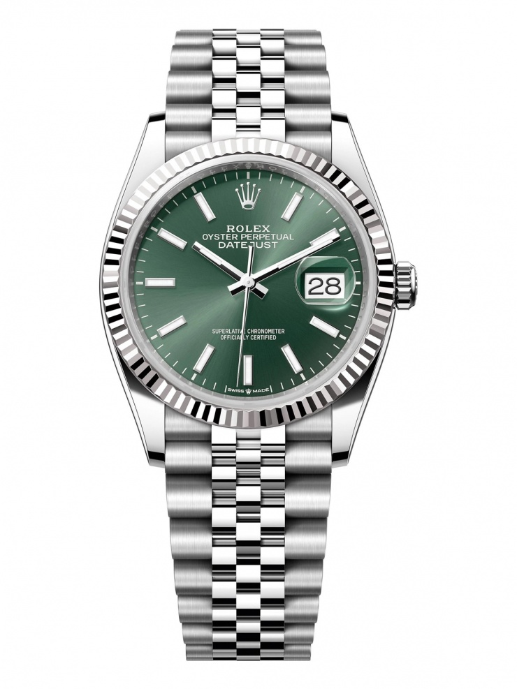 Rolex Datejust cỡ 36 được bán ở mức hơn 260 triệu đồng, chất liệu thép Oystersteel và vàng trắng, mặt kính sapphire chống trầy xước, có khả năng chống nước ở độ sâu 100 mét và dự trữ năng lượng xấp xỉ 70 giờ.