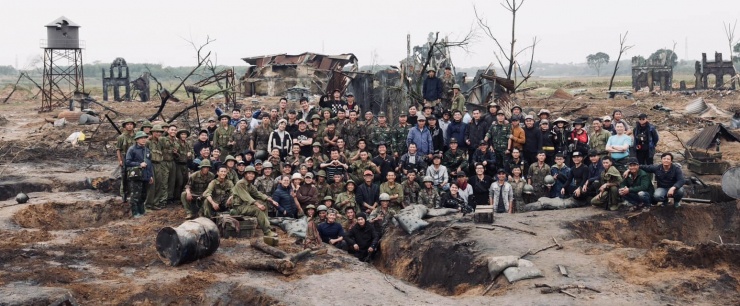 Ê-kíp "Mưa đỏ" tại bối cảnh phim ở Quảng Trị.