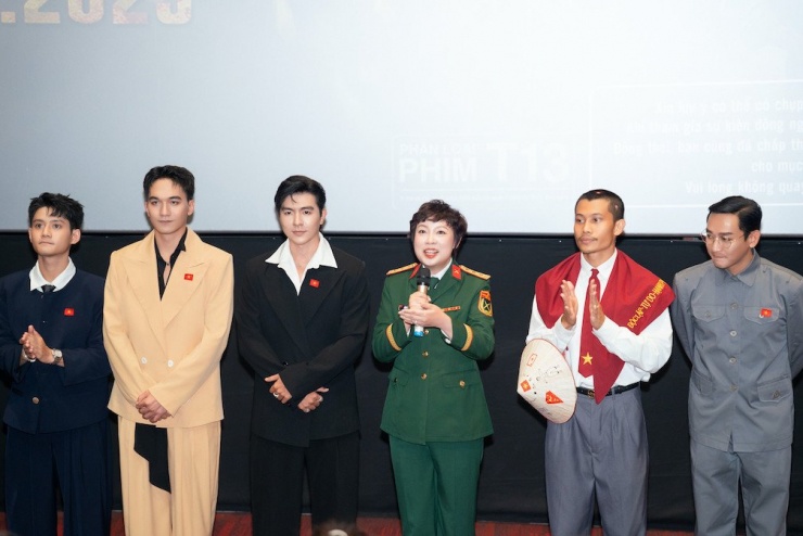 Đạo diễn Đặng Thái Huyền chia sẻ tại sự kiện ra mắt phim. 