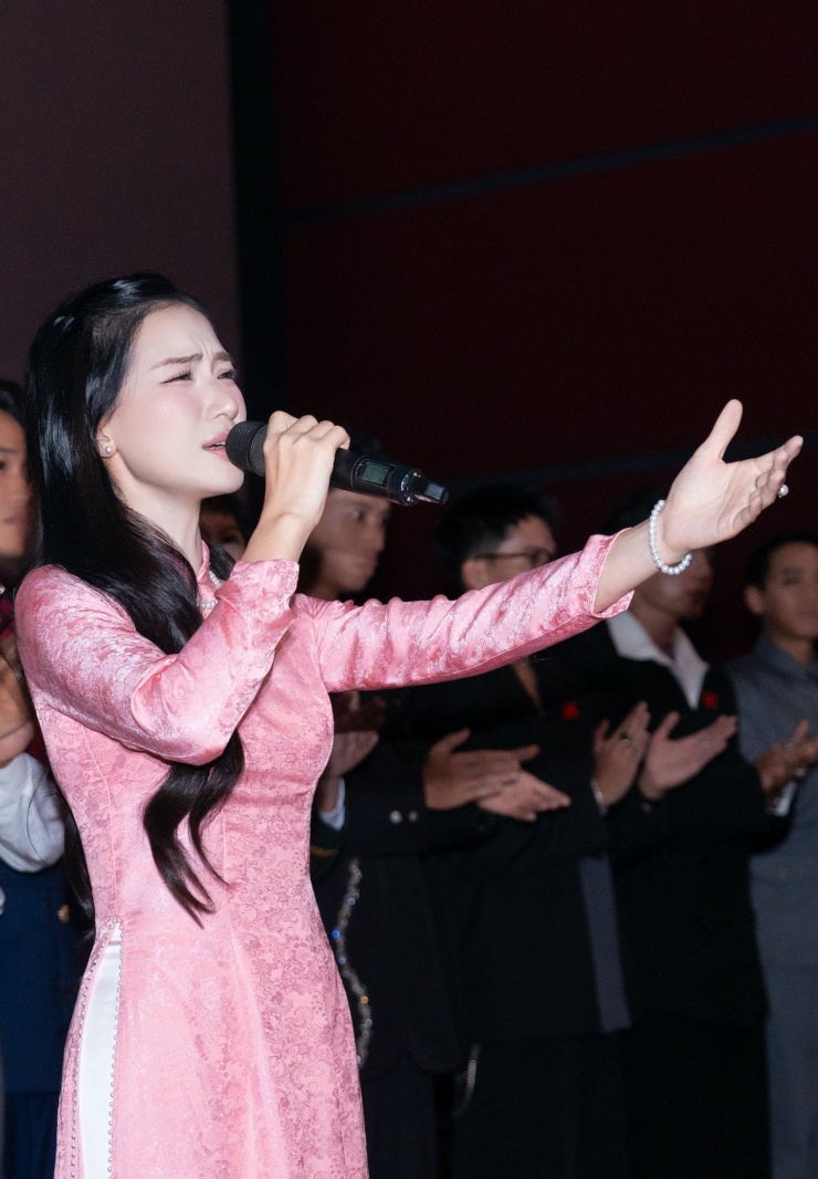 Hòa Minzy gây xúc động với ca khúc chủ đề phim 