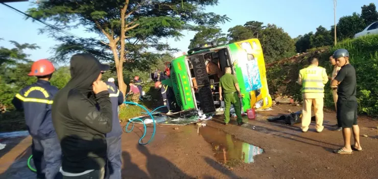 Công an và người dân hỗ trợ giải cứu hành khách. Ảnh: NGUYỄN CƯỜNG