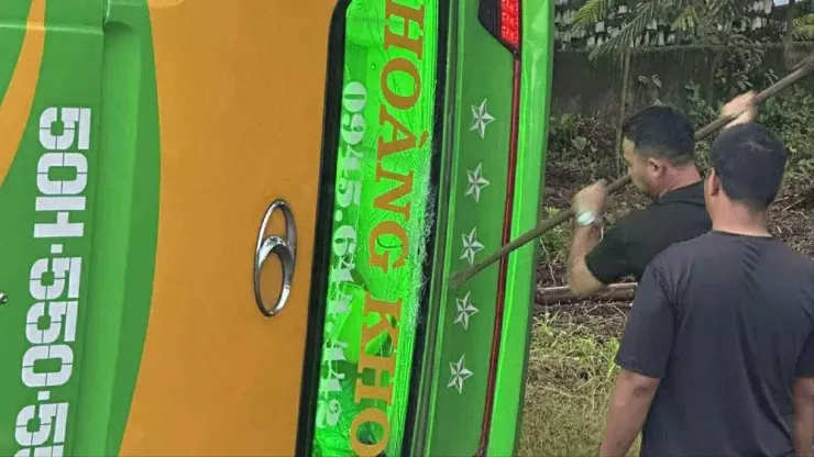 Lực lượng chức năng và người dân phá cửa kính, giải cứu hành khách. Ảnh: H.S