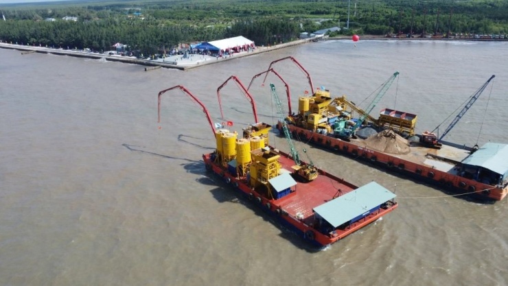 Thi công tuyến giao thông kết nối từ mũi Cà Mau ra đảo Hòn Khoai.