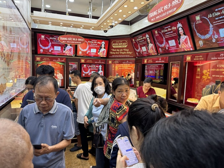 Nhiều người xếp hàng chờ tới lượt mua vàng. Ảnh: Duy Anh