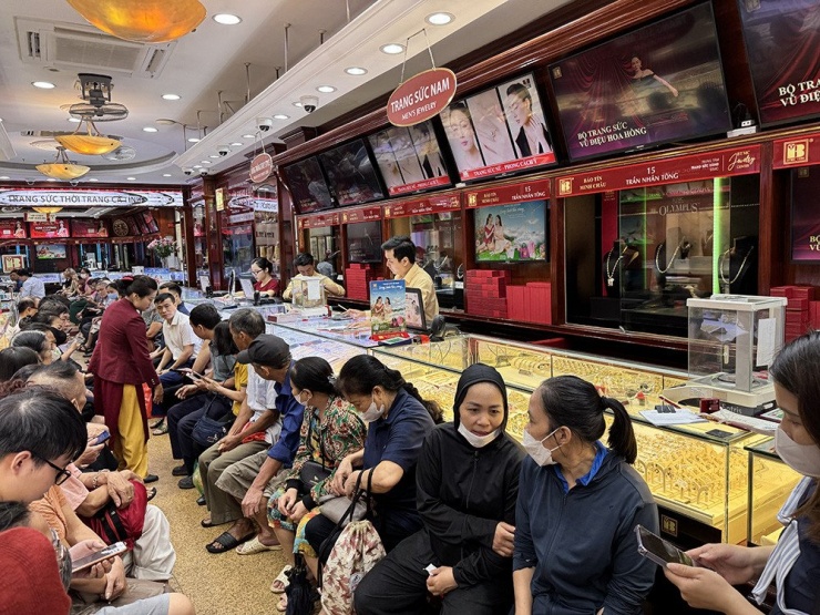 Do nguồn cung hạn chế, mỗi khách hàng chỉ được mua 1 chỉ vàng. Ảnh: Duy Anh