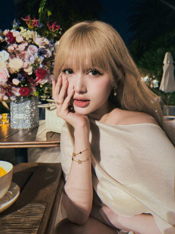 Hot girl tô điểm phong cách bằng bông tai Chanel và vòng tay Dior nhỏ nhắn.