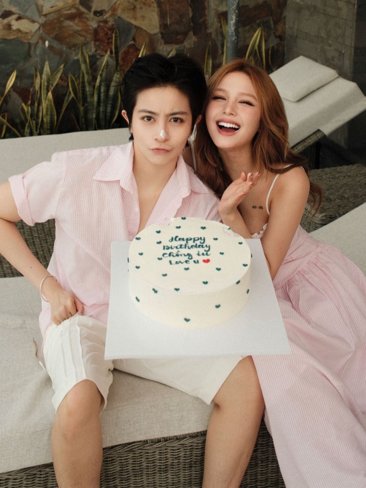 Tháng trước, nhân dịp sinh nhật Gil Lê, Xoài Non tặng bánh kem với dòng chữ "Happy birthday chồng iu" và nhắn nhủ: "Mong ngày đặc biệt của anh sẽ tuyệt vời như chính anh vậy".
