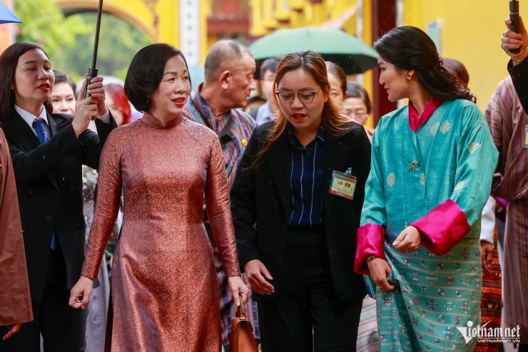 Phu nhân Chủ tịch nước Nguyễn Thị Minh Nguyệt và Hoàng hậu Bhutan Jetsun Pema Wangchuck tham quan chùa Trấn Quốc