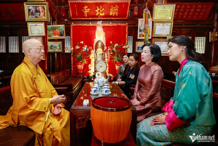 Hòa thượng Thích Thanh Nhã giới thiệu lịch sử chùa Trấn Quốc cho Phu nhân Chủ tịch nước và Hoàng hậu Bhutan