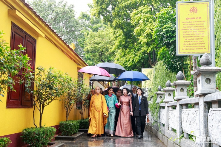 Phu nhân Chủ tịch nước và Hoàng hậu Bhutan vãn cảnh chùa Trấn Quốc dưới mưa đầu thu - 2