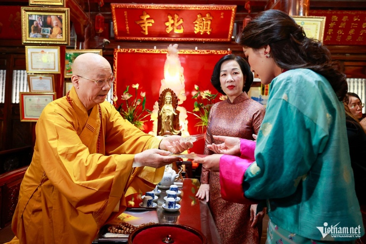 Hòa thượng Thích Thanh Nhã gửi tặng lá bồ đề cho 2 vị khách quý