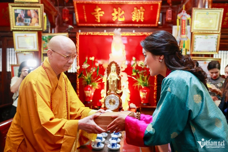 Hoàng hậu Bhutan tặng hương thủ công của Bhutan cho chùa Trấn Quốc