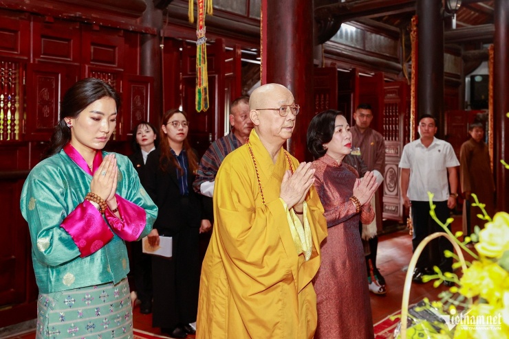 Phu nhân Chủ tịch nước và Hoàng hậu Bhutan chiêm bái Phật