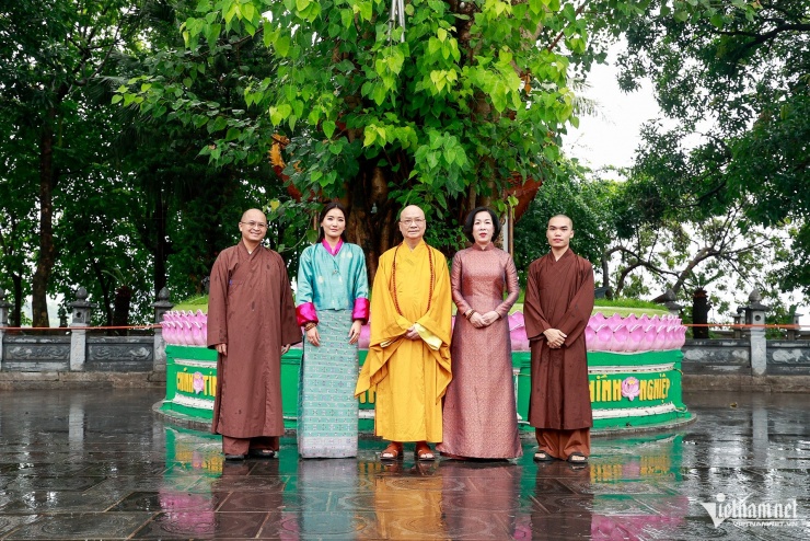 Phu nhân Chủ tịch nước và Hoàng hậu Bhutan vãn cảnh chùa Trấn Quốc dưới mưa đầu thu - 8