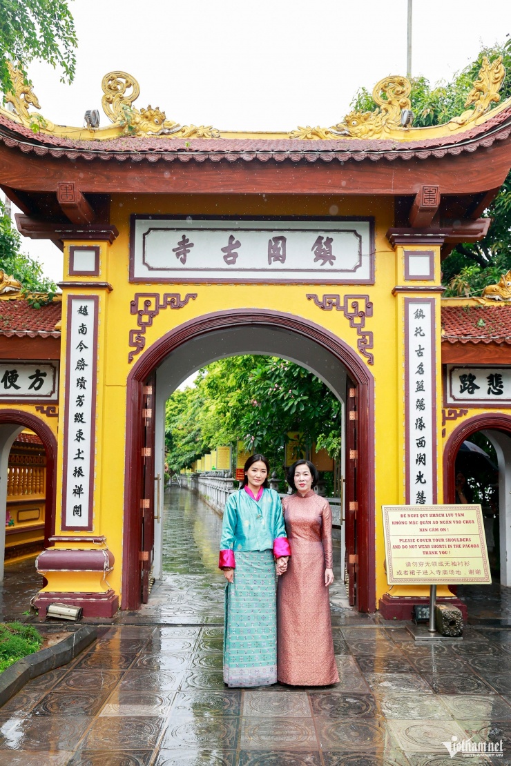 Phu nhân Chủ tịch nước và Hoàng hậu Bhutan vãn cảnh chùa Trấn Quốc dưới mưa đầu thu - 9