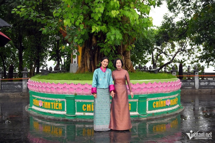 Phu nhân Chủ tịch nước và Hoàng hậu Bhutan chụp ảnh lưu niệm bên cây bồ đề