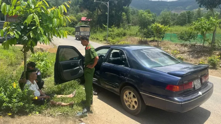 3 kẻ trộm liều lĩnh đã bị công an khống chế, bắt giữ. Ảnh: VÕ TÙNG